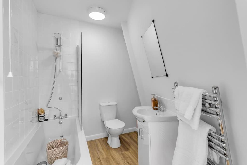 1-Bed Seaside Apartment With Parking Кромър Екстериор снимка