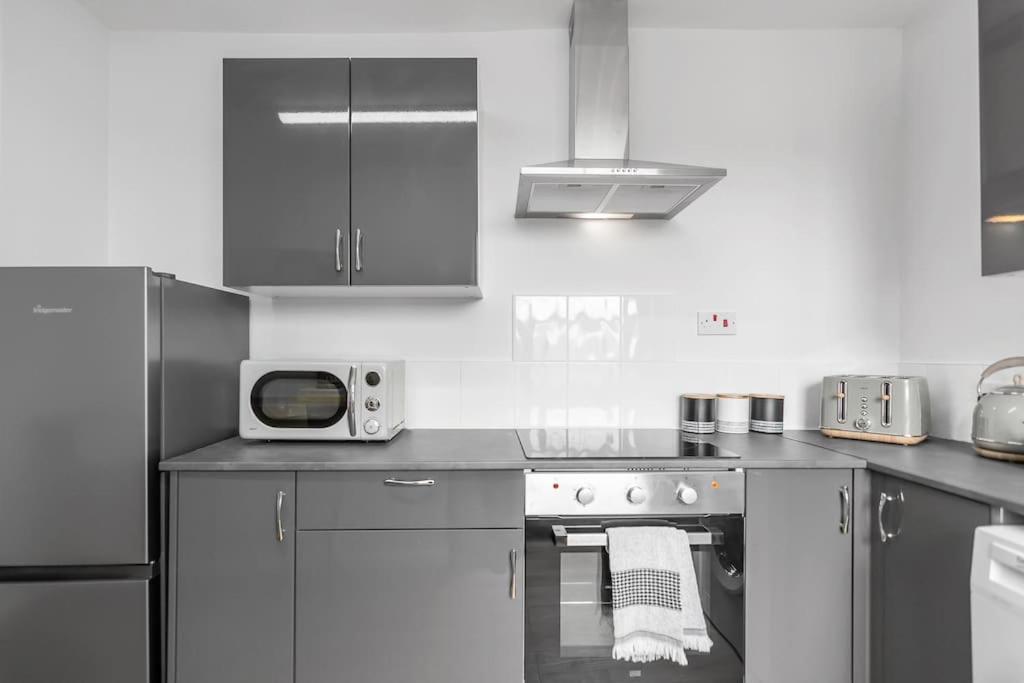 1-Bed Seaside Apartment With Parking Кромър Екстериор снимка