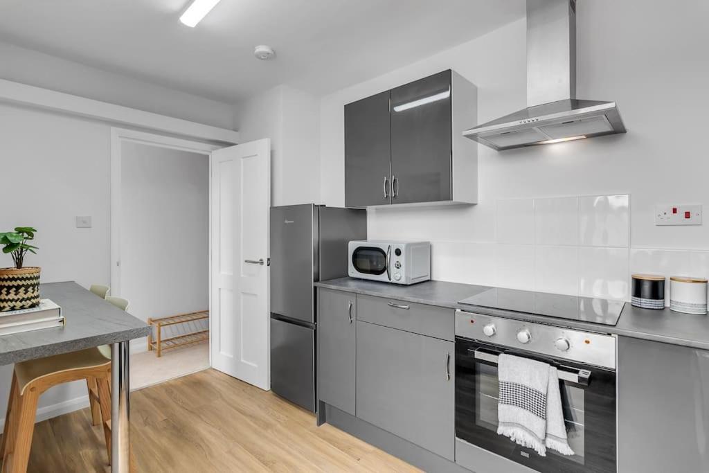 1-Bed Seaside Apartment With Parking Кромър Екстериор снимка