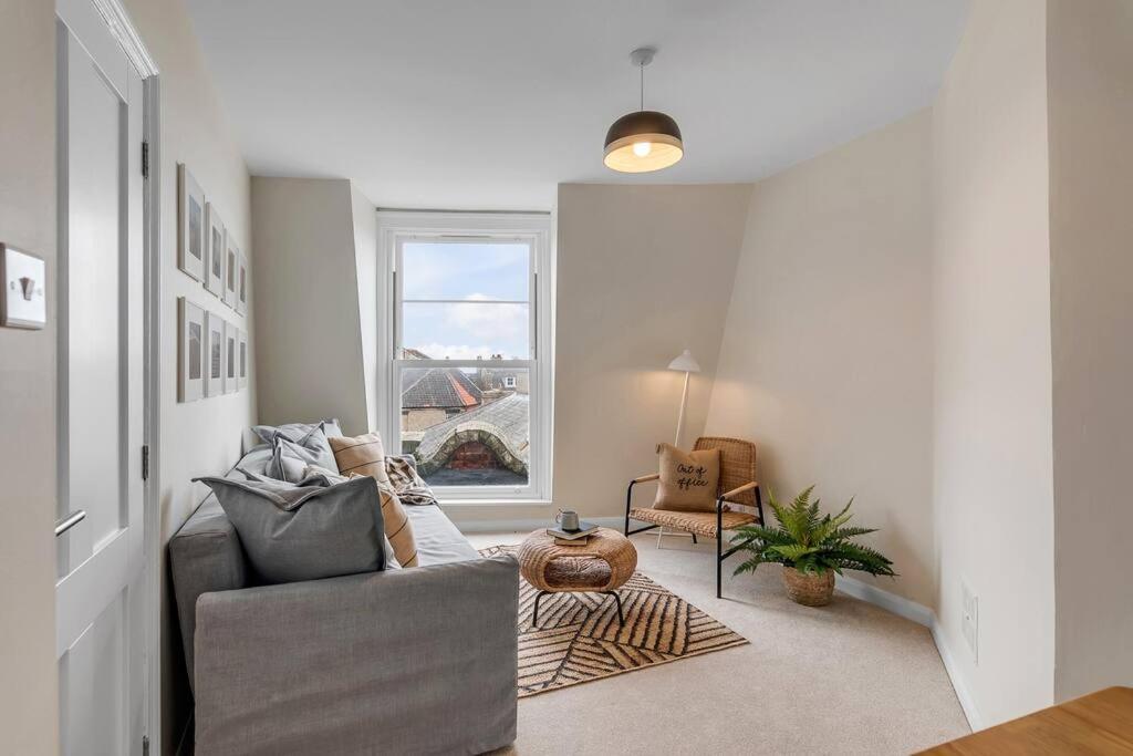 1-Bed Seaside Apartment With Parking Кромър Екстериор снимка