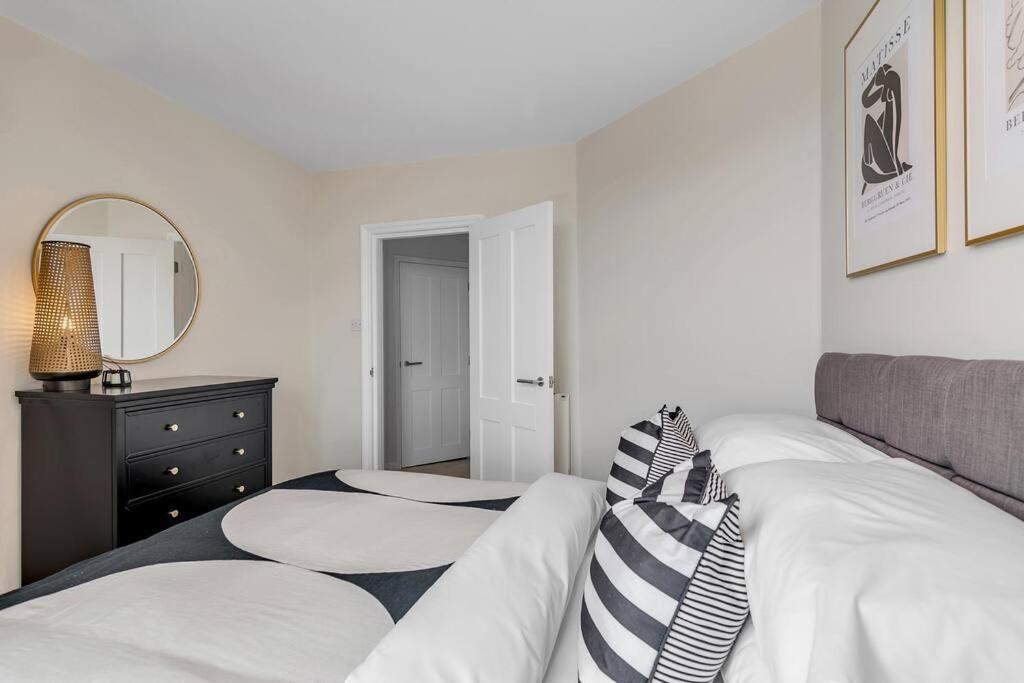 1-Bed Seaside Apartment With Parking Кромър Екстериор снимка