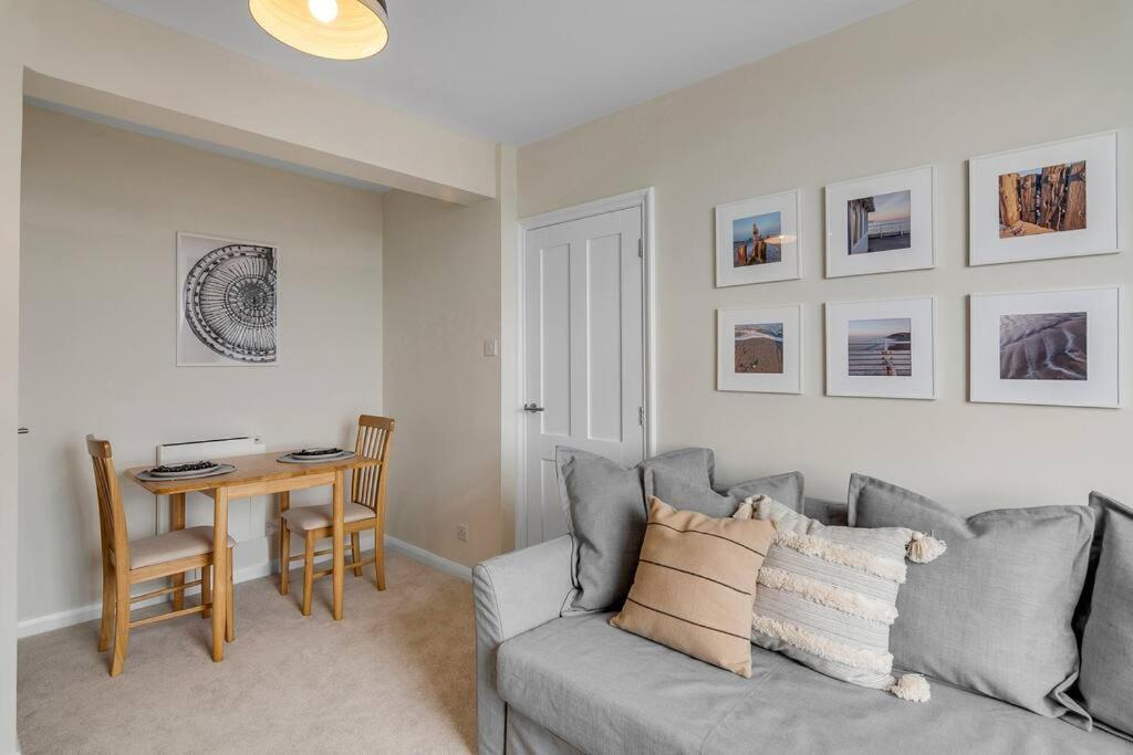 1-Bed Seaside Apartment With Parking Кромър Екстериор снимка